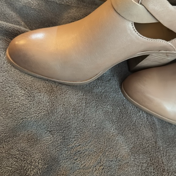 NIB.  FRYE WEAVE TOP BOOTIE 7.5M - Picture 5 of 5